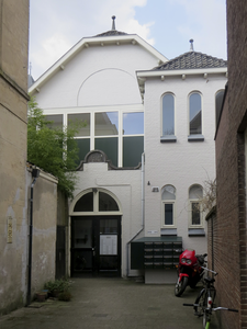 906173 Gezicht op de voorgevel van het appartementengebouw Oudegracht 395-397 (voormalige St.-Martinusschool) te Utrecht